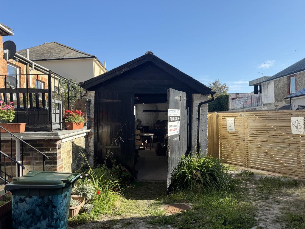 Lot: 92 - FREEHOLD TOWN CENTRE WORKSHOP/STORE WITH POTENTIAL - Front View of the Store